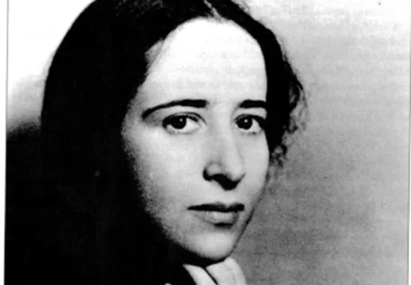 機能不全に陥った組織や社会において、なぜ多くの人々が疑問を抱かずに同化し「凡人化」していくのか？