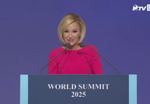 ポーラ・ホワイト牧師とトランプ政権：宗教的ポピュリズムの台頭とその制度的・社会的負の影響に関する学術的考察