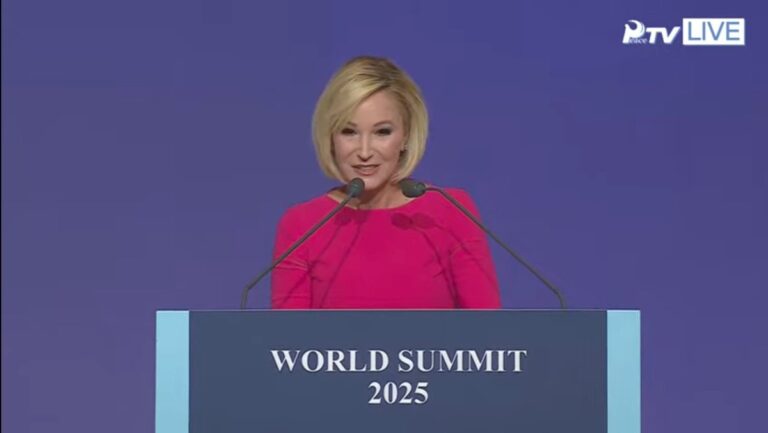 ポーラ・ホワイト牧師とトランプ政権：宗教的ポピュリズムの台頭とその制度的・社会的負の影響に関する学術的考察